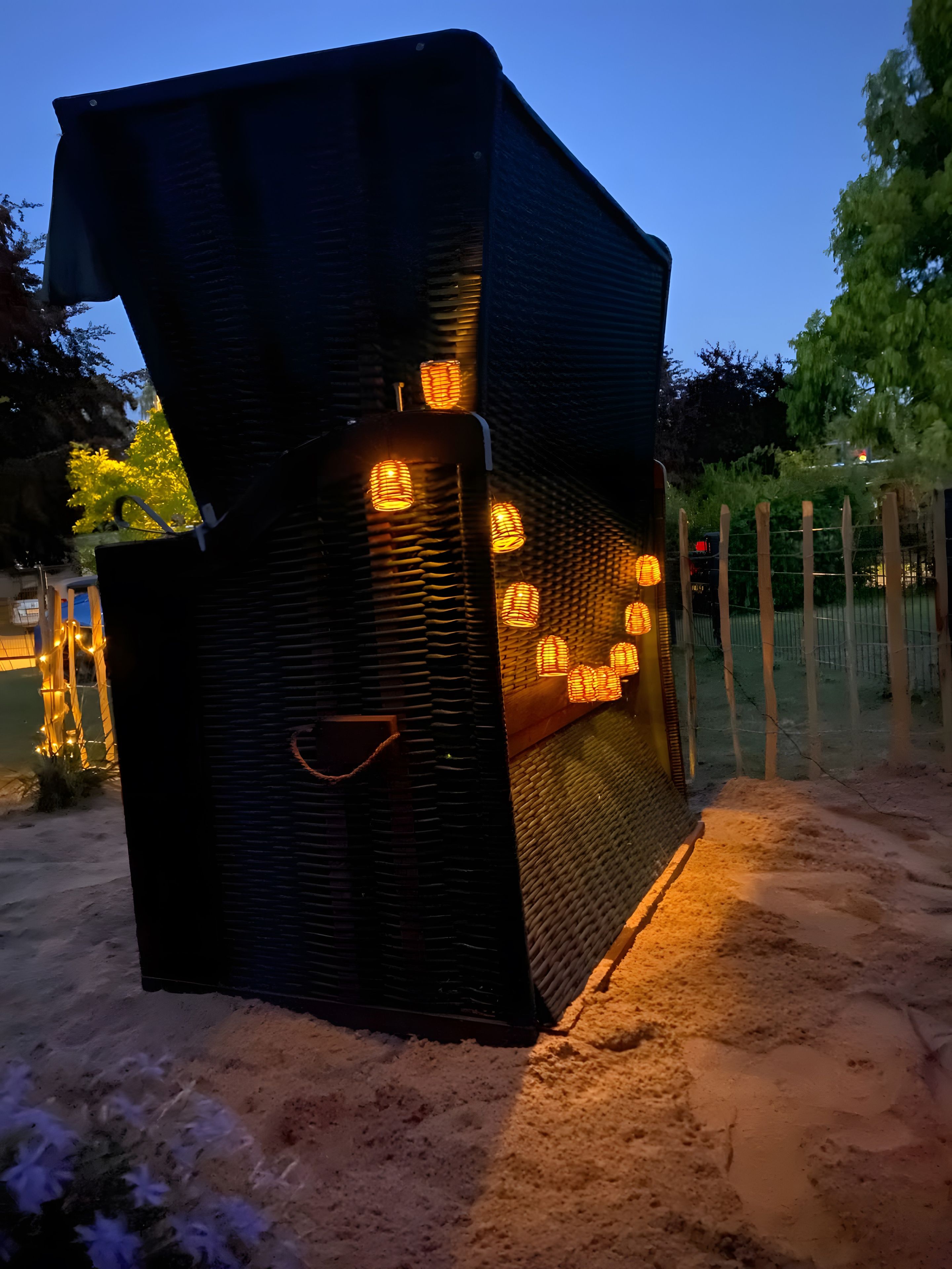 Una estructura con techo inclinado y varias luces en el exterior.