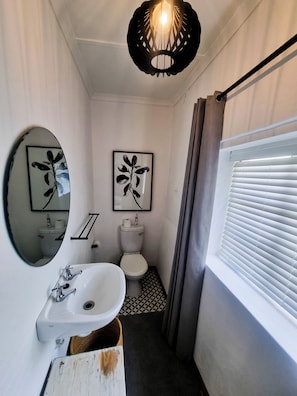 Comfort tweepersoonskamer, uitzicht op tuin | Badkamer | Gratis toiletartikelen, handdoeken, zeep, shampoo