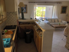 Private kitchen - 3-room apartment, 73 m², with 2 private parking spaces, a garden, a sunroom, and a terrace — Île-Rousse (L'Île-Rousse)