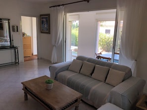 Living area - 3-room apartment, 73 m², with 2 private parking spaces, a garden, a sunroom, and a terrace — Île-Rousse (L'Île-Rousse)