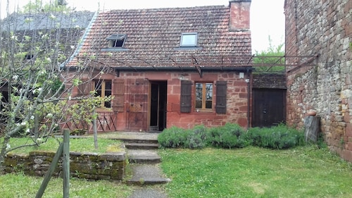 Petite maison dans le bas de Collonges la Rouge, avec jardin privatif.