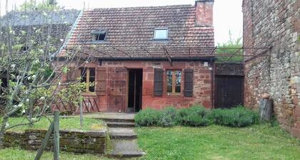 Petite maison dans le bas de Collonges la Rouge, avec jardin privatif.