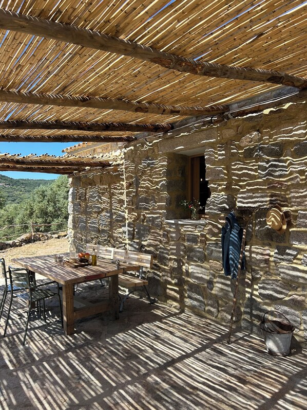 Outdoor dining - Stazzo Pittorra, a country house for 4–6 people, 5 minutes from the beach (Sardegna)