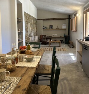 Dining - Stazzo Pittorra, a country house for 4–6 people, 5 minutes from the beach (Sardegna)