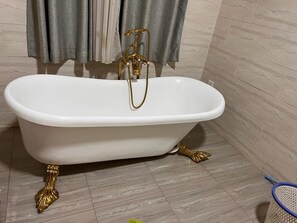 Bathroom - 7-bedroom house in lovely Gacuriro for your stay (Kigali)