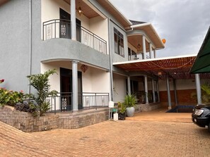 Exterior - 7-bedroom house in lovely Gacuriro for your stay (Kigali)