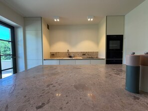 Wasserkocher mit Kaffee-/Teezubehör, Kühlschrank, Ofen, Herdplatte