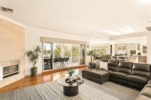 Fernseher, Kamin, Videospiele, Stereoanlage