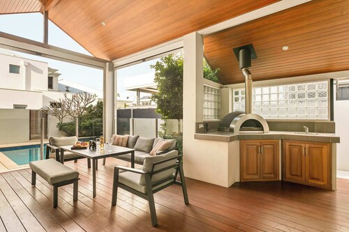 The Harbour Mirage| Spa | Pool | Ocean front |6 BR