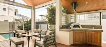 The Harbour Mirage| Spa | Pool | Ocean front |6 BR