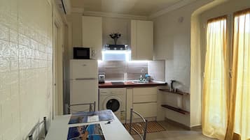 Refrigerador, microondas, tetera eléctrica y tostadora