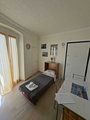 1 dormitori, planxa i posts de planxar, wifi gratuïta i roba de llit 
