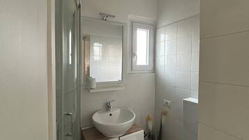 Doccia, asciugacapelli, bidet, asciugamani