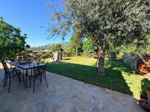 Outdoor dining - Vrbo Property (Arola-Preazzano)