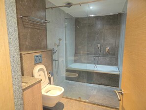 Executive Double or Twin Room | Bathroom - Sai Madhura A Luxury Hotel  (Hyderabad)