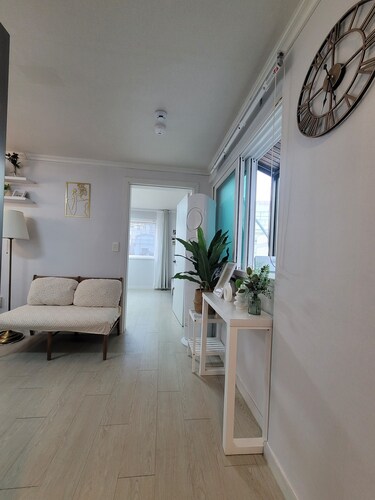 Apartment for 6, Steps 4-Min walk from Hongdae Station Exit 7 Airport Railroad
