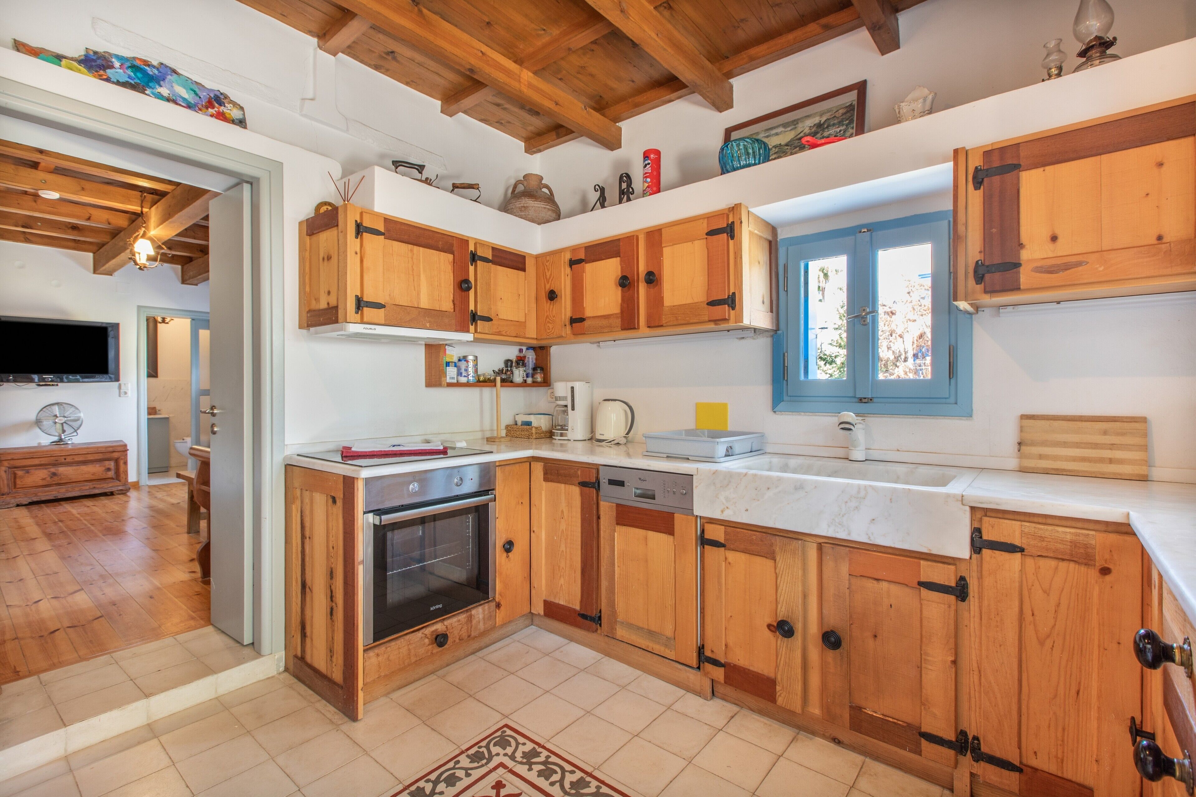 Coffee/tea maker, fridge, oven, stovetop