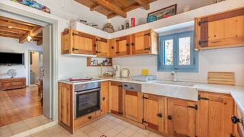 Coffee/tea maker, fridge, oven, stovetop