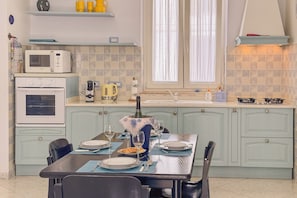 Fridge, microwave, oven, stovetop - Stintino: Near the Sea – Veranda & Relax (Stintino)