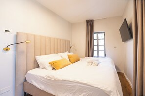 Tabla de planchar con plancha, wifi, ropa de cama