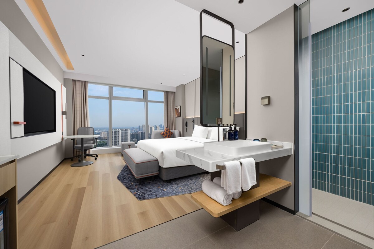 Quarto standard | Edredons de pluma, escrivaninha, cortinas blackout, berços grátis
