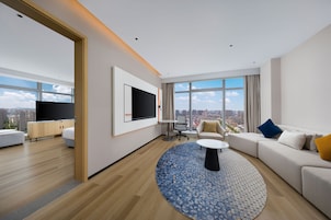 Suite, 1 habitación | Edredones de plumas, escritorio, cortinas opacas y cunas gratuitas