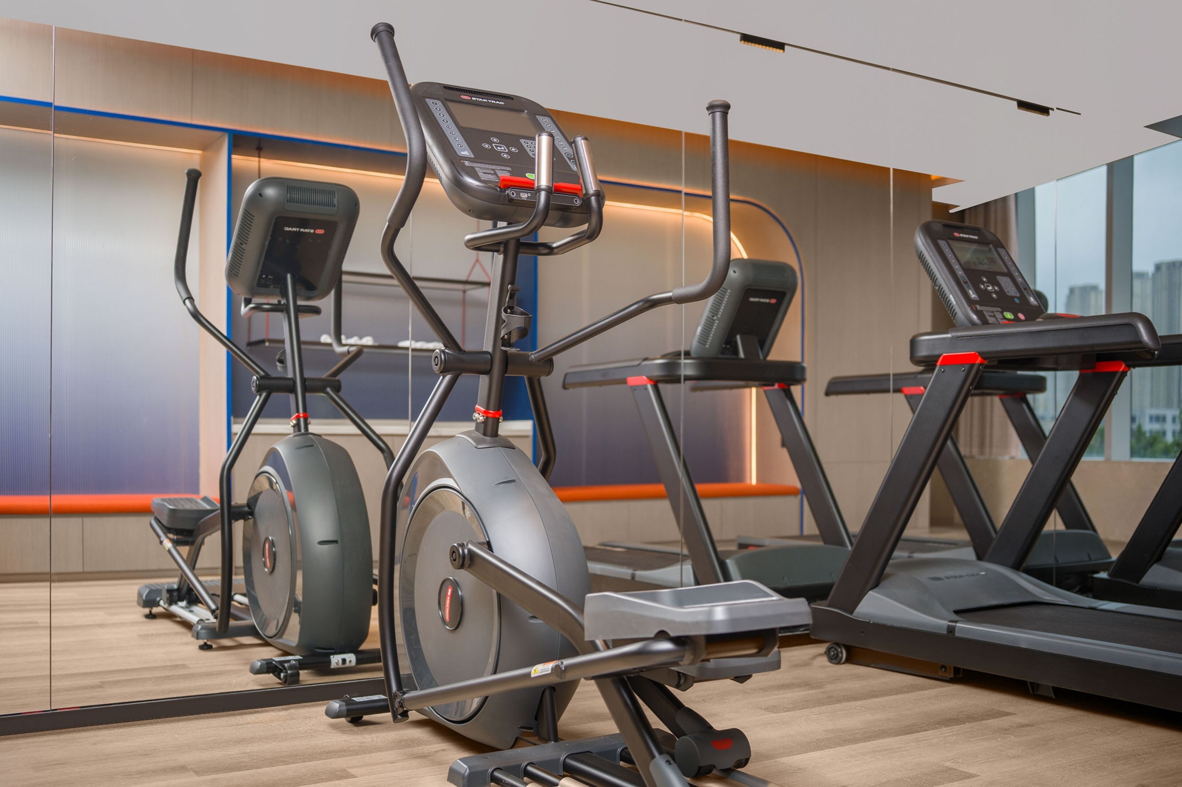 Een sportschool met hometrainers, elliptische trainers en loopbanden.