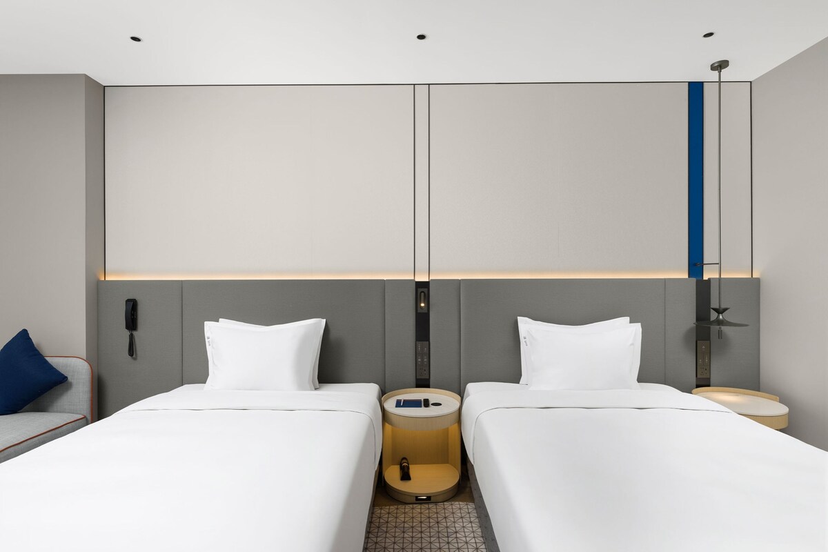 Quarto standard (Extra Floor Space) | Edredons de pluma, escrivaninha, cortinas blackout, berços grátis