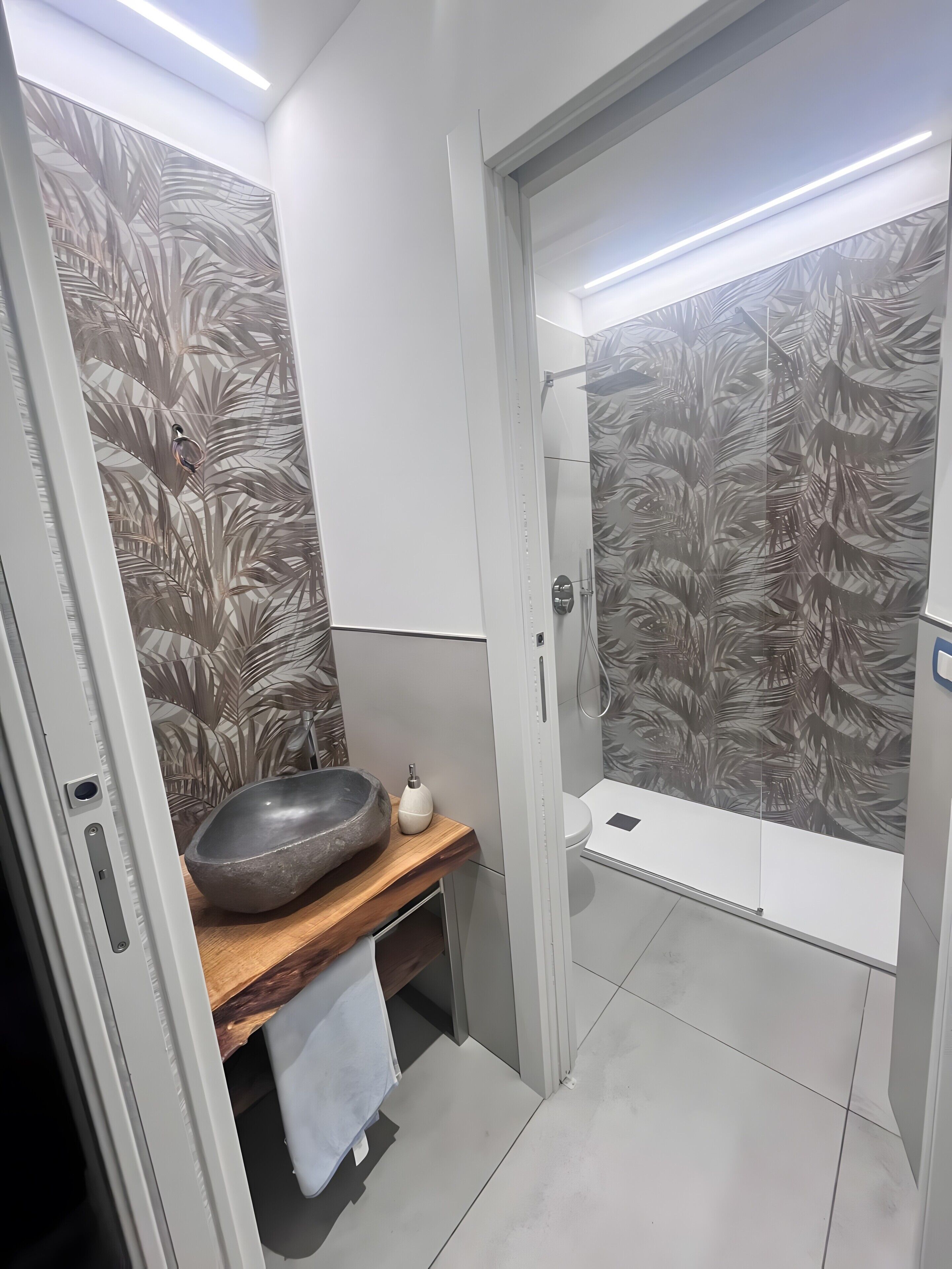 Dusche, Haartrockner, Handtücher