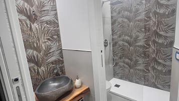 Dusche, Haartrockner, Handtücher