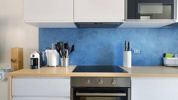 Coffee/tea maker, fridge, microwave, oven