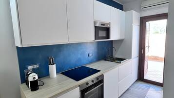 Frigorífico, microondas, horno y placa de cocina