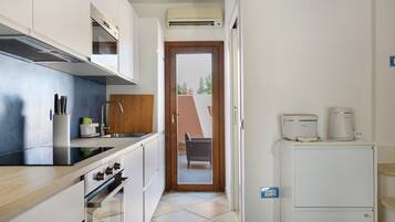 Coffee/tea maker, fridge, microwave, oven