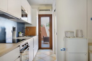 Cafetera i tetera, frigorífic, microones i forn 