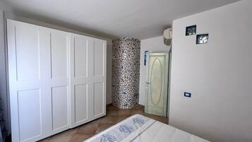 Tabla de planchar con plancha, wifi y ropa de cama