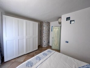 Een strijkplank/strijkijzer, wifi, beddengoed