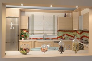 Private kitchen - Spacious 3BR Apartment in Central Chalkida — Sleeps 6 . (Chalkida)