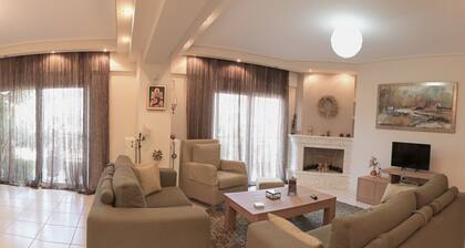 Spacious 3BR Apartment in Central Chalkida — Sleeps 6 .