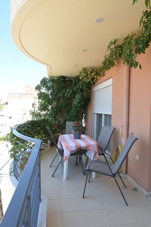 Outdoor dining - Spacious 3BR Apartment in Central Chalkida — Sleeps 6 . (Chalkida)