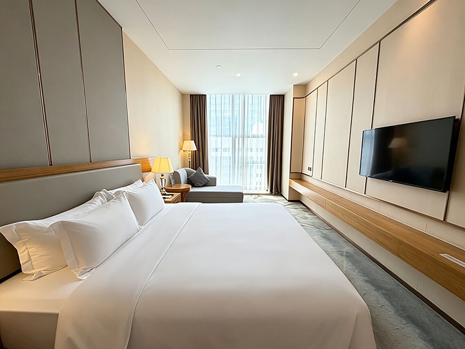  高級大床房 | 羽絨被、Select Comfort 床墊、房內夾萬、遮光窗簾/窗簾