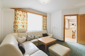 Comfort-Apartment, 2 Schlafzimmer, Balkon, Stadtblick | Wohnbereich | 50-Zoll-Flachbildfernseher mit Kabelempfang