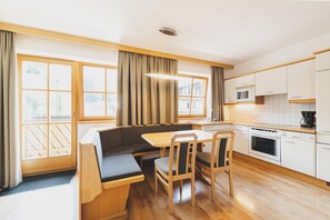 Comfort-Apartment, 2 Schlafzimmer, Balkon, Stadtblick | Eigene Küche | Espressomaschine, Wasserkocher mit Kaffee-/Teezubehör, Hochstuhl