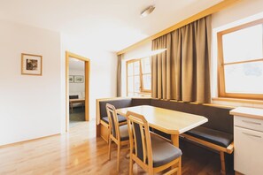 Comfort-Apartment, 2 Schlafzimmer, Balkon, Stadtblick | Essbereich im Zimmer