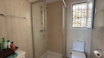 Een douche, een haardroger, handdoeken