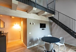Habitación cuádruple junior, vistas a la ciudad | Restauración