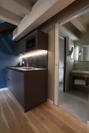 Suite junior, vistas a la ciudad | Cocina privada