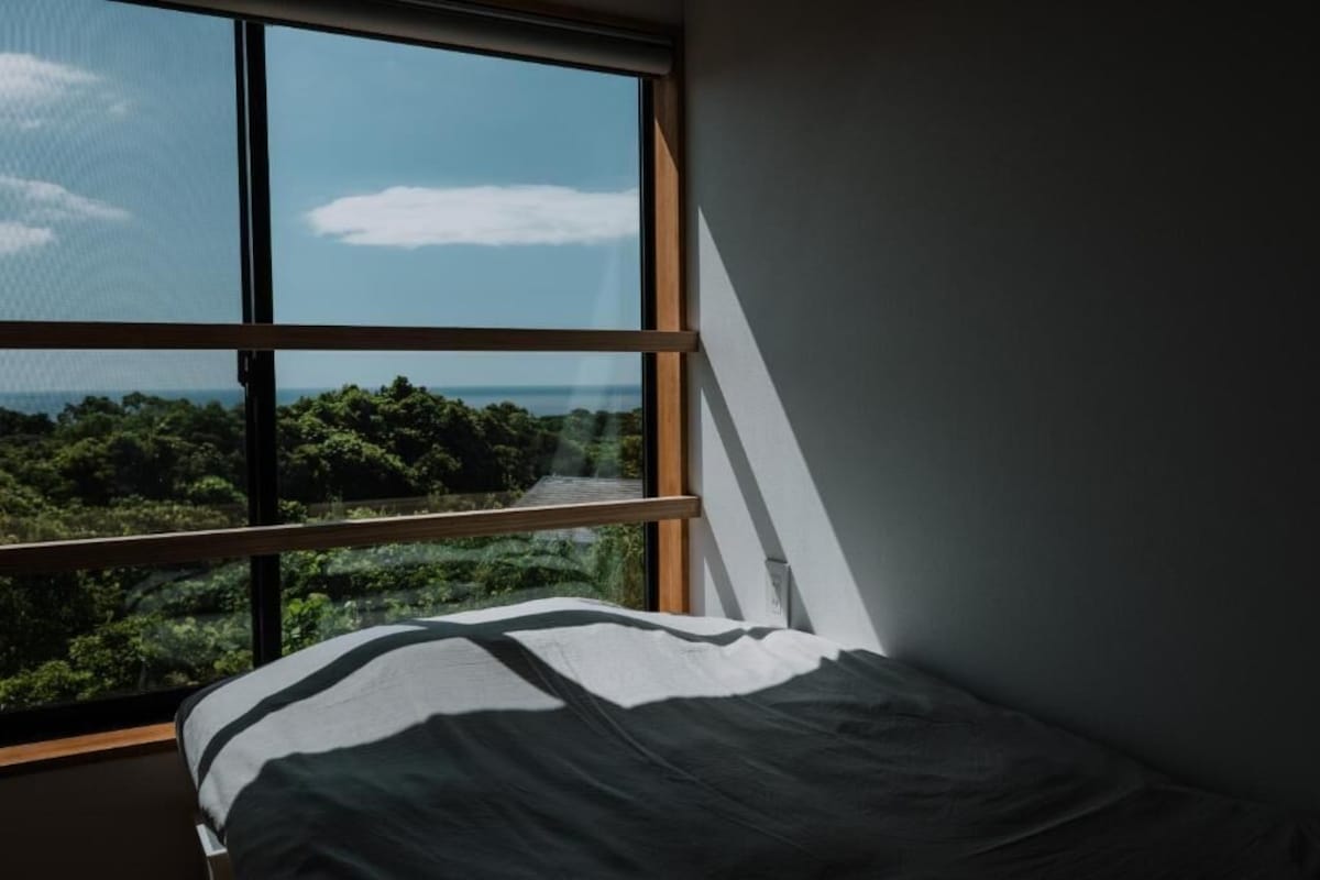 Single Room, Sea View