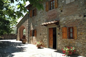 Exterior - Podere Fichereto: Stone House, Olive Grove, and Parking for Family and Friends (Scandicci)
