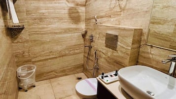 Deluxe-Doppel- oder -Zweibettzimmer, Stadtblick | Badezimmer