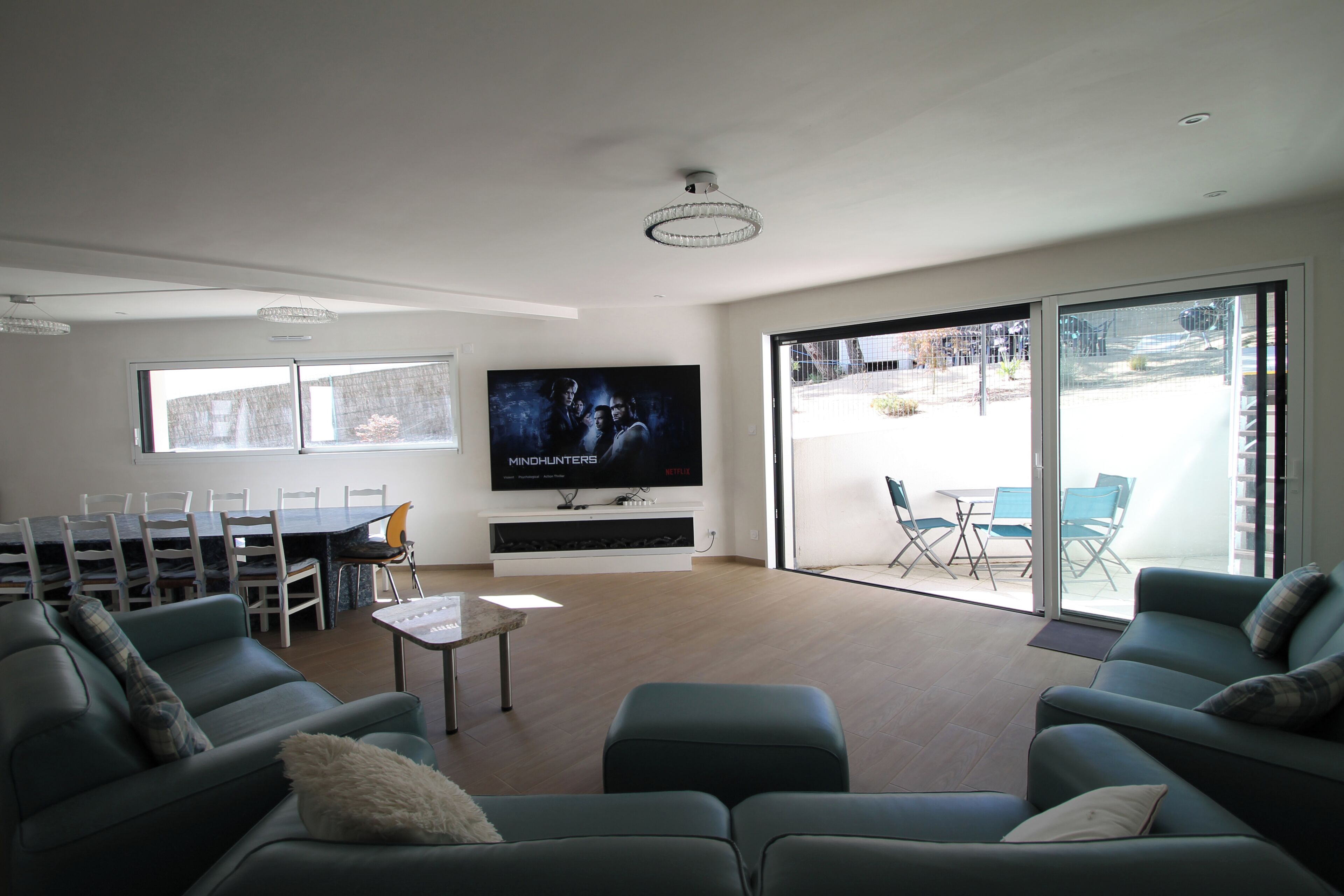 Een smart-tv, een open haard, boeken en een filmbibliotheek